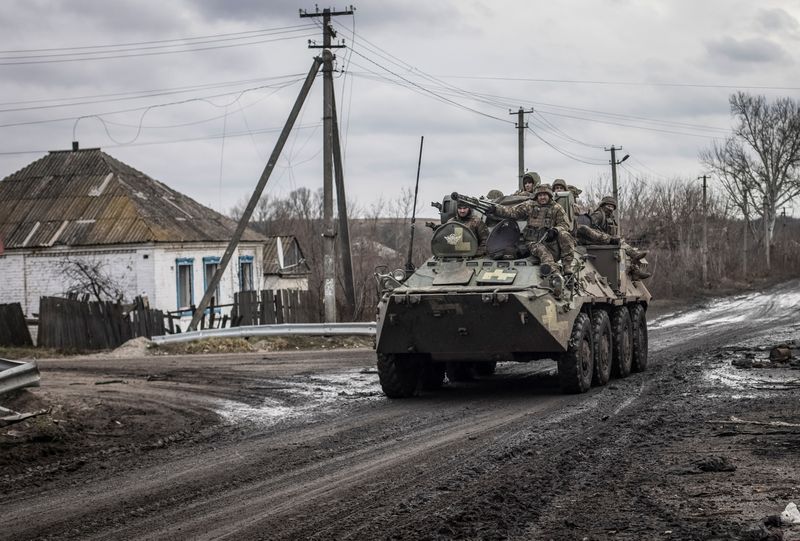 &copy; Reuters. Militares ucranianos pilotam um veículo blindado de transporte de pessoal (APC), enquanto o ataque da Rússia à Ucrânia continua, na vila de Torske, região de Donetsk, Ucrânia, 30 de dezembro de 2022. REUTERS/Yevhen Titov