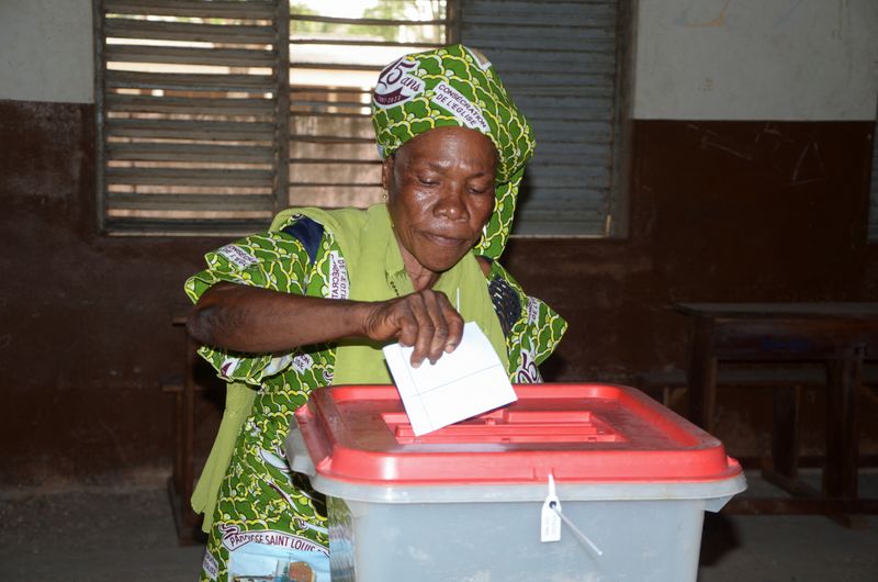 &copy; Reuters. Une femme dépose son bulletin dans un bureau de vote lors des élections législatives à Cotonou, au Bénin. /Photo prise le 8 janvier 2023/REUTERS/Charles Placide Tossou