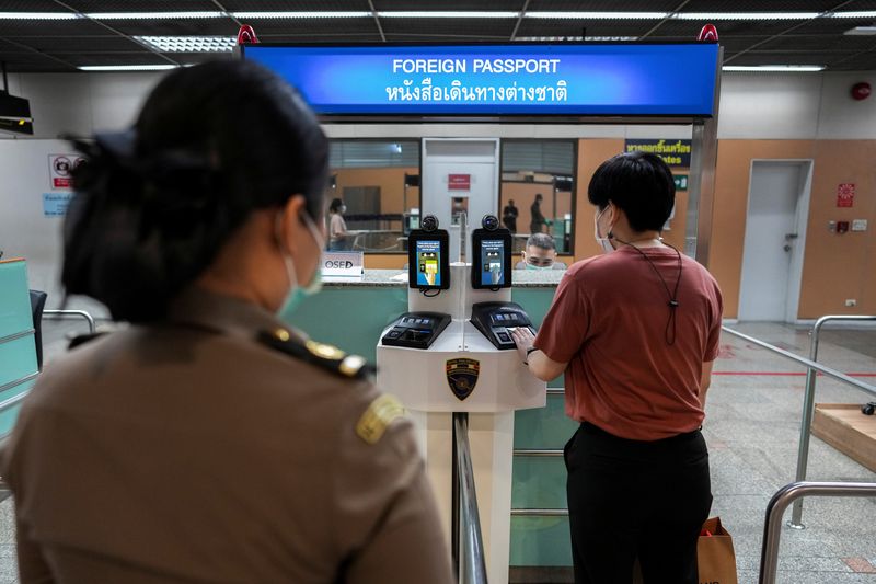 &copy; Reuters. Le personnel de l'aéroport international Don Mueang, en Thaïlande, pendant une inspection de préparation à la réouverture du pays, le 1er novembre. /Photo d'archives/REUTERS/Athit Perawongmetha
