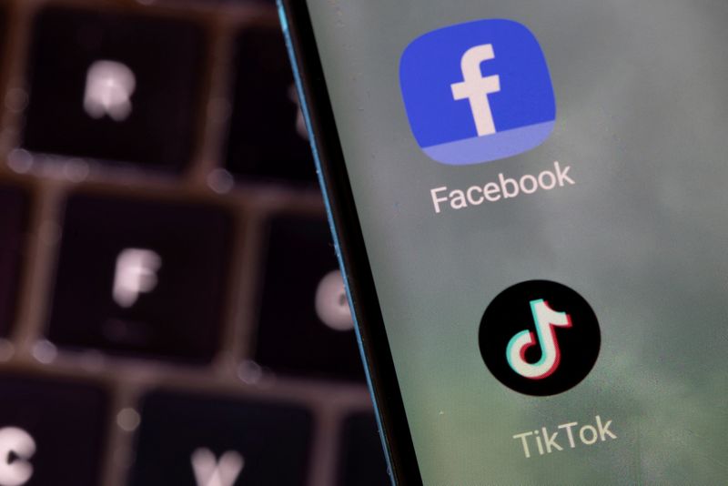 &copy; Reuters. FILE PHOTO: Facebook and TikTok apps are seen on a smartphone in this illustration taken February 27, 2022. REUTERS/Dado Ruvic/Illustration/File Photo