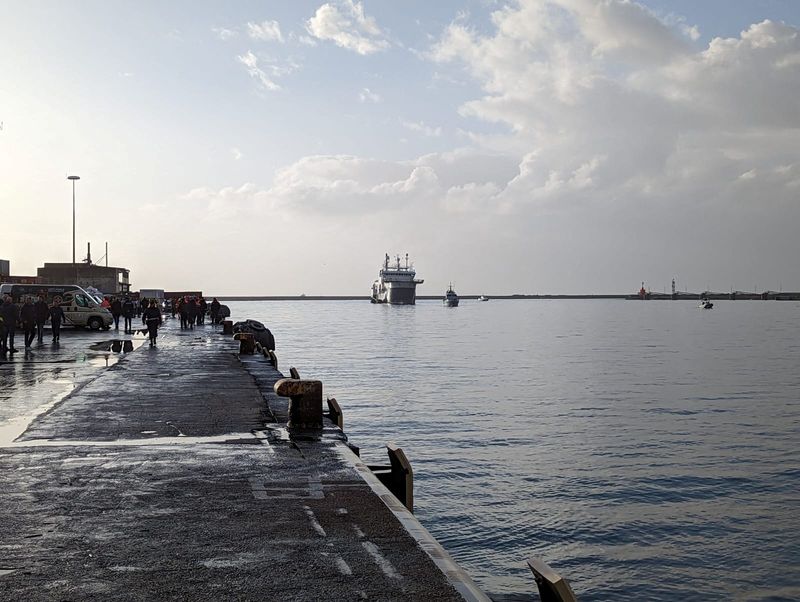 &copy; Reuters. Le navire de sauvetage Geo Barents approche du port avant le débarquement de migrants à Salerne, Italie. /Photo publiée le 11 décembre 2022/Maurizio Debanne/par Médecins sans frontières (MSF)/ via REUTERS