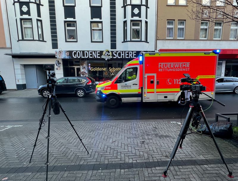 &copy; Reuters. Câmeras de TV são instaladas em frente a um prédio onde a polícia alemã prendeu um cidadão iraniano de 32 anos, suspeito de ter adquirido os venenos mortais cianeto e ricina para cometer um ataque "de motivação islâmica", em Castrop-Rauxel, Alema