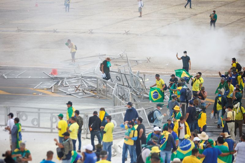 &copy; Reuters. Apoiadores do ex-presidente do Brasil Jair Bolsonaro protestam contra o presidente Luiz Inácio Lula da Silva, do lado de fora do Congresso Nacional do Brasil em Brasília, Brasil, 8 de dezembro de 2023. REUTERS/Adriano Machado
