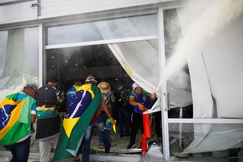 &copy; Reuters. Apoiadores do ex-presidente Jair Bolsonaro invadem prédio em Brasília
08/12/2023
REUTERS/Adriano Machado