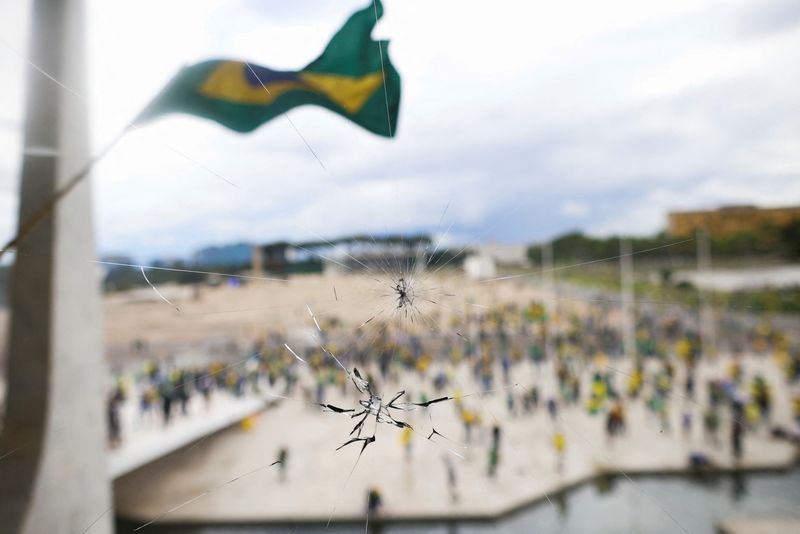 &copy; Reuters. Apoiadores de Bolsonaro invadem prédios em Brasília durante protesto
08/12/2023
REUTERS/Adriano Machado