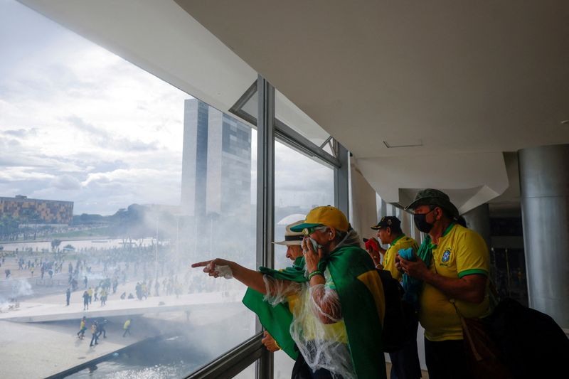 &copy; Reuters. Simpatizantes del expresidente de Brasil Jair Bolsonaro provocan disturbios  en Brasilia, Brasil. 8 de enero de 2023. REUTERS/Adriano Machado
