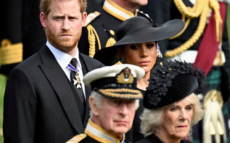 © Reuters. FOTO ARCHIVO: Meghan, duquesa de Sussex, llora mientras ella, el príncipe Enrique, duque de Sussex, la reina Camilla y el rey Carlos asisten al funeral de Estado y entierro de la reina Isabel de Gran Bretaña, en Londres, Gran Bretaña. 19 de septiembre de 2022.  
REUTERS/Toby Melville/