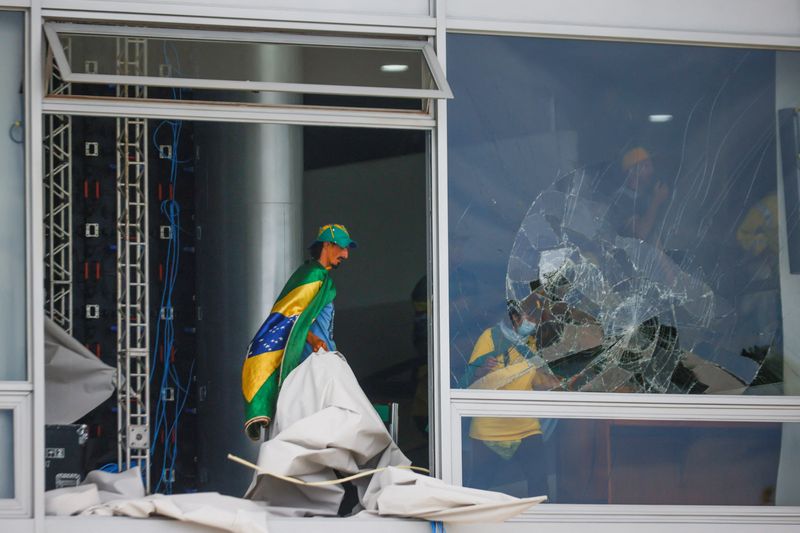 &copy; Reuters. Radicais bolsonaristas invadem Palácio do Planalto, Congresso Nacional e STF
08/01/2023
REUTERS/Adriano Machado