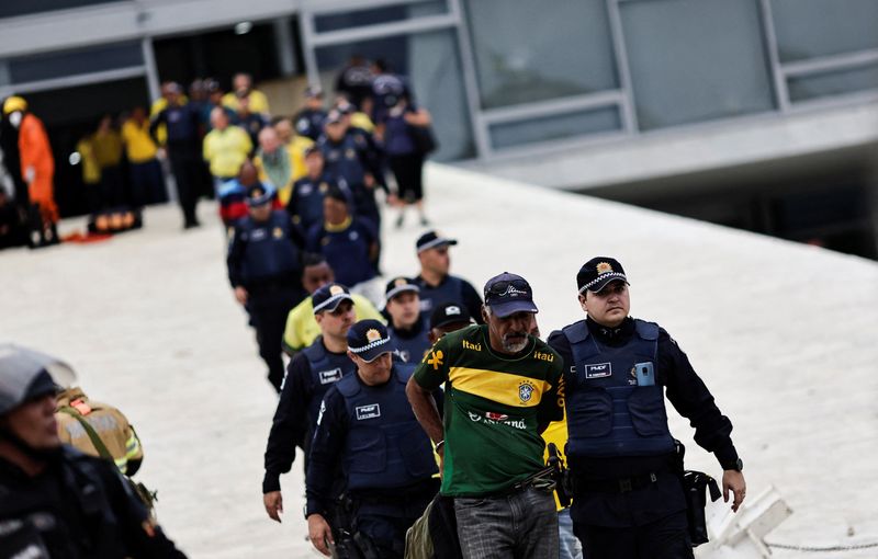 &copy; Reuters. Apoiadores de Bolsonaro são presos após invadirem o Congresso 
08/01/2023
REUTERS/Ueslei Marcelino