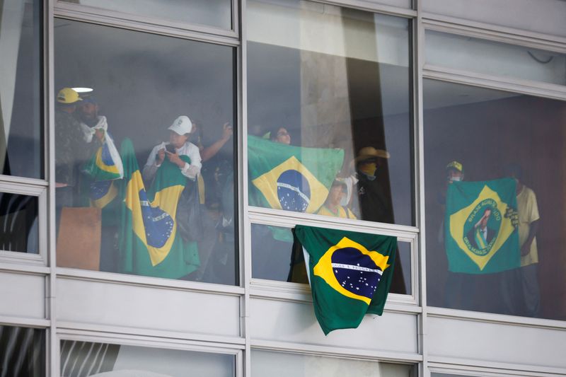 &copy; Reuters. Apoiadores de Bolsonaro invadem sedes dos Poderes em Brasília
08/01/2023
REUTERS/Adriano Machado