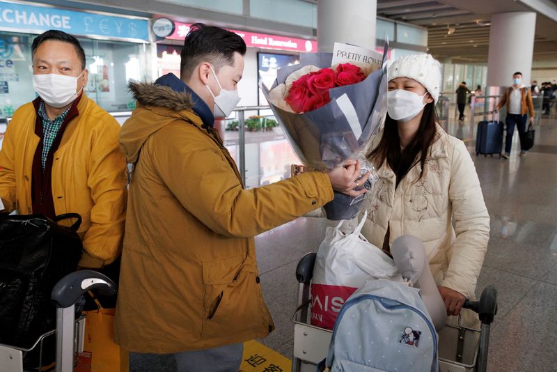 &copy; Reuters. 　中国は８日、新型コロナウイルス感染対策の入国時の隔離義務を撤廃した。香港からの入境時の隔離も廃止し、昨年１２月から段階的に緩和してきたゼロコロナ政策が事実上終了した。北