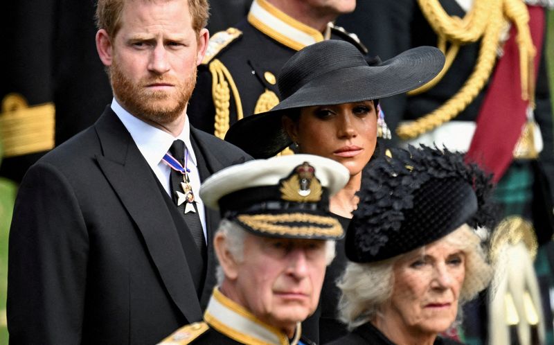 &copy; Reuters. الأمير هاري وزوجته ميجان يقفان خلف الملك تشارلز  ملك بريطانيا وزوجته كاميلا أثناء مراسم تشييع جنازة الملكة إليزابيث الثانية في لندن في 19 سب