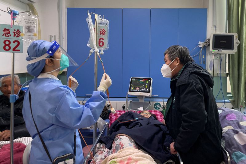 © Reuters. عاملة طبية تتابع علاج أحد المرضى داخل قسم الطوارىء بمستشفى في الخامس من يناير كانون الثاني 2023 وسط تفشي فيروس كورونا في شنغهاي بالصين. تصوير : رويترز . 