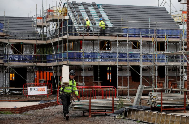&copy; Reuters. FILE PHOTO: Builders work on a new Barratt Homes housing development near Warrington, Britain, August 6, 2020. REUTERS/Phil Noble