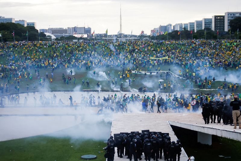 Brésil: Les lieux de pouvoirs de Brasilia envahis par des militants pro-Bolsonaro