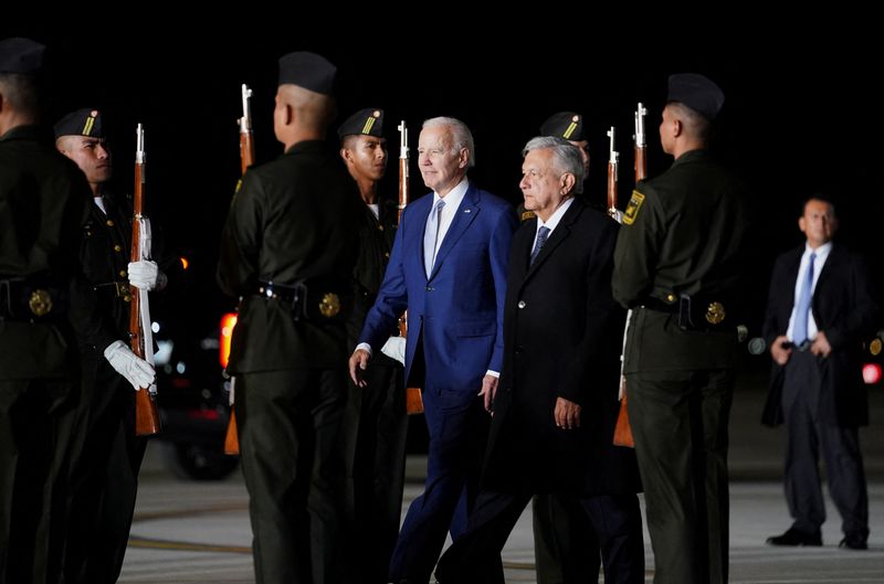 &copy; Reuters. Le président américain Joe Biden passe devant une garde d'honneur avec le président mexicain Andres Manuel Lopez Obrador à son arrivée à l'aéroport international Felipe Angeles, pour assister au sommet des leaders nord-américains, à Santa Lucia, 