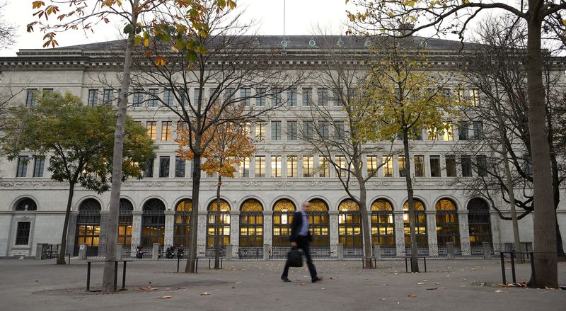 &copy; Reuters. FILE PHOTO: A man walks past the Swiss National Bank (SNB) building in Zurich October 31, 2013. The SNB reported a nine-month loss of 6.4 billion Swiss francs, due to a valuation loss on its gold holdings.   REUTERS/Arnd Wiegmann 