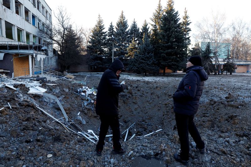 &copy; Reuters. Personas en el cráter de un ataque con misiles que se produjo durante la noche, mientras continúa el ataque de Rusia contra Ucrania, en Kramatorsk, Ucrania, 8 de enero de 2023. REUTERS/Clodagh Kilcoyne