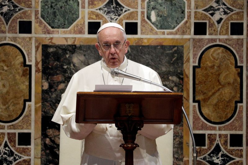 &copy; Reuters. FILE PHOTO: Pope Francis talks to diplomats during the traditional exchange of the New Year greetings in the Regal Room at the Vatican January 8, 2018. REUTERS/Andrew Medichini/Pool