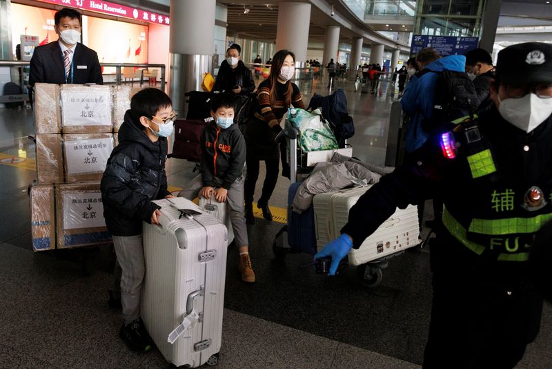 &copy; Reuters. مسافرون في مطار بكين الدولي يوم الأحد. تصوير: توماس بيتر - رويترز
