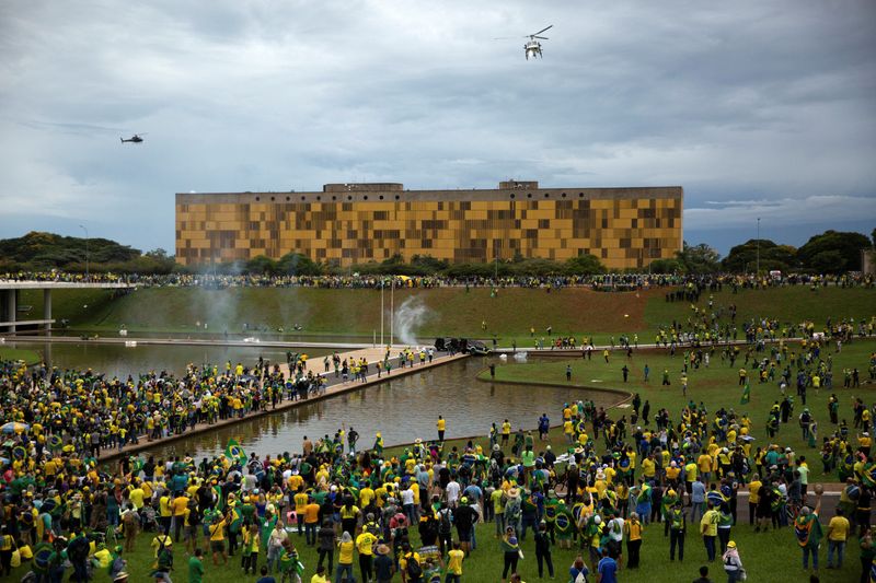 &copy; Reuters. I sostenitori di Jair Bolsonaro danno l'assalto ai palazzi delle istituzioni nella capitale Brasilia. 8 gennaio 2023 REUTERS/Antonio Cascio