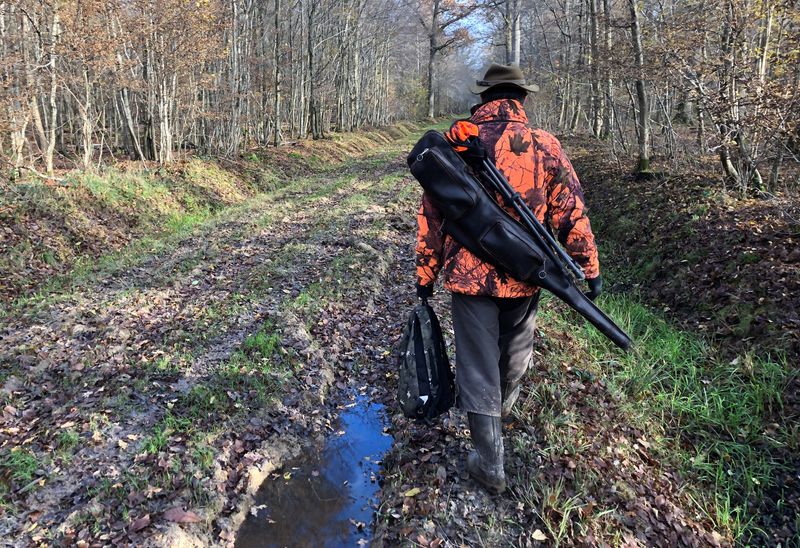 &copy; Reuters. Un chasseur lors d'une chasse dans la forêt de Ferrières, à Pontcarré. /Photo prise le 22 novembre 2021/REUTERS/Manuel Ausloos