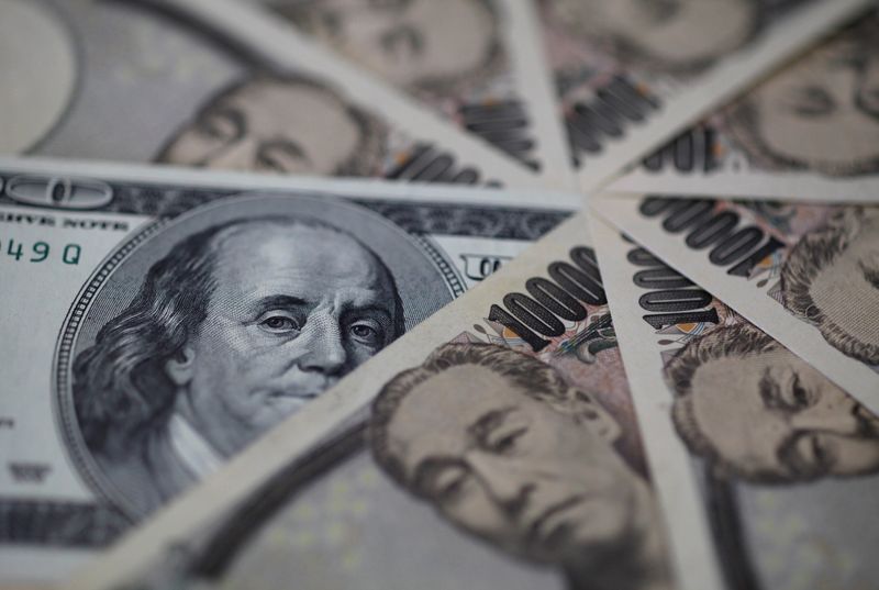 &copy; Reuters. Una banconota da cento dollari statunitensi e banconote da 10.000 yen giapponesi in questa foto illustrativa a Tokyo, 28 febbraio 2013. REUTERS/Shohei Miyano