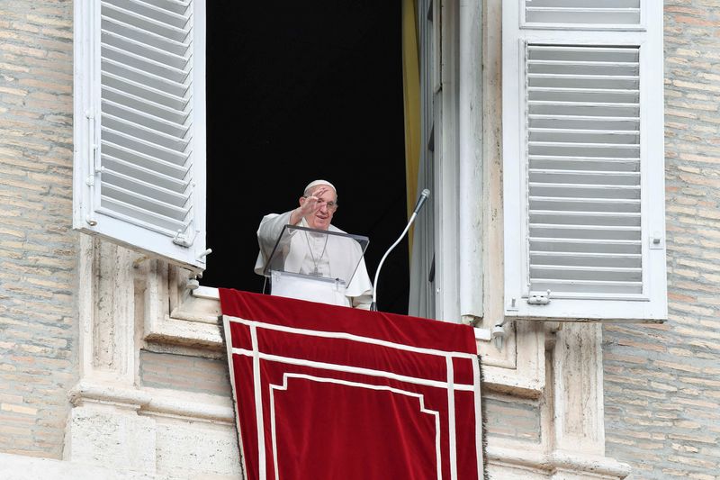 &copy; Reuters. البابا فرنسيس بابا الفاتيكان في شرفته بالفاتيكان يوم الأحد. صورة لرويترز من الفاتيكان.
