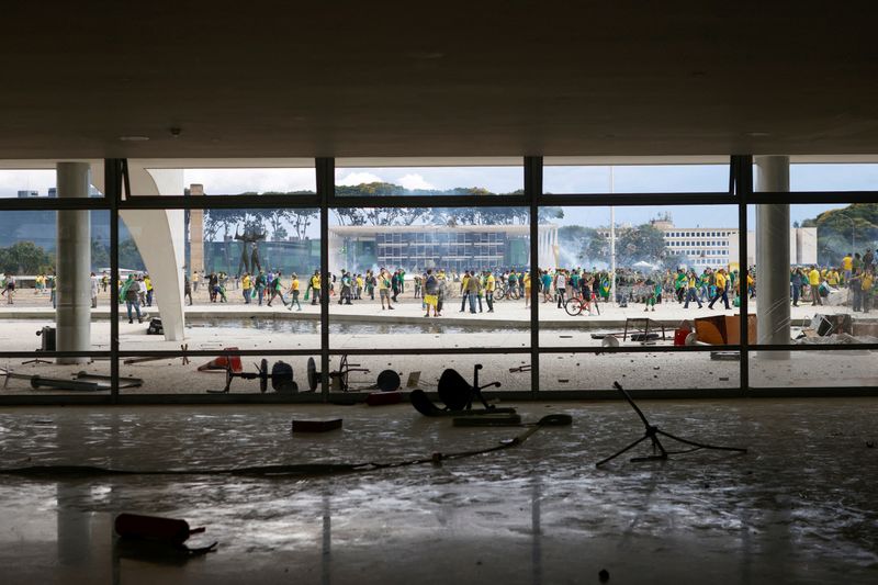 © Reuters. FILE PHOTO: Supporters of Brazil's former President Jair Bolsonaro demonstrate against President Luiz Inacio Lula da Silva, in Brasilia, Brazil, January 8, 2023. REUTERS/Adriano Machado