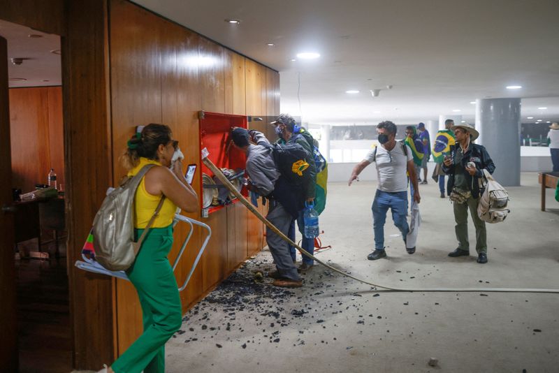 © Reuters. Manifestantes bolsonaristas atacam Palácio do Planalto, em Brasília
08/01/2023 
REUTERS/Adriano Machado/File Photo