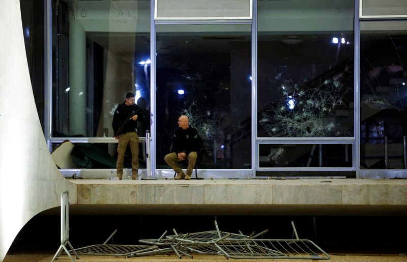 &copy; Reuters. FILE PHOTO: Federal police officers guard the Supreme Court building following protests by supporters of Brazil's former President Jair Bolsonaro against President Luiz Inacio Lula da Silva, in Brasilia, Brazil, January 8, 2023. REUTERS/Amanda Perobelli