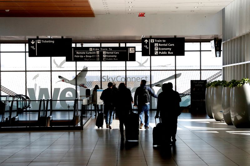 &copy; Reuters. FILE PHOTO: Airline passengers walk inside the Tampa International Airport as airports around the country are awaiting for Verizon and AT&T to rollout their 5G technology, in Tampa, Florida, U.S., January 19, 2022. REUTERS/Octavio Jones