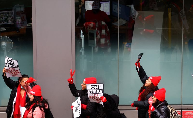 &copy; Reuters. FILE PHOTO: Striking union nurses from the New York State Nurses Association (NYSNA) walk the picket line outside Montefiore Hospital in the Bronx borough of New York City, New York, U.S., January 9, 2023. REUTERS/Mike Segar