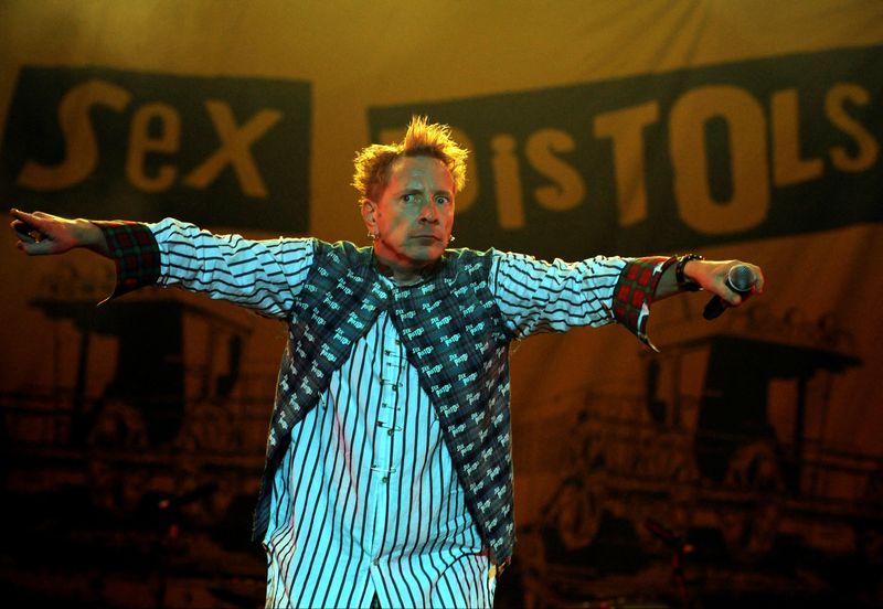 &copy; Reuters. FOTO DE ARCHIVO: El vocalista de los Sex Pistols, John Lydon, también conocido como Johnny Rotten, actúa en el Azkena Rock Festival de Vitoria el 5 de septiembre de 2008. REUTERS/Vincent West