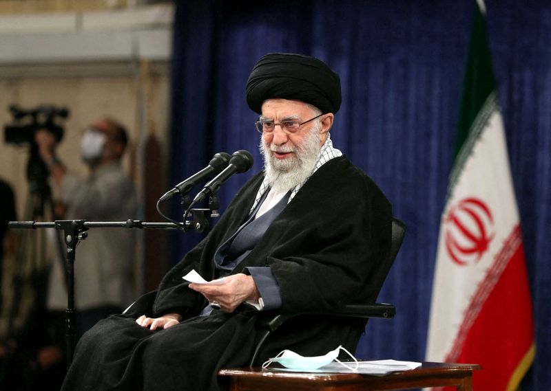 &copy; Reuters. El líder supremo de Irán, el ayatolá Ali Jamenei, habla durante una reunión con un grupo de personas y clérigos de la ciudad de Qom, en Teherán, Irán. 9 de enero de 2023. Oficina del Líder Supremo iraní/WANA (West Asia News Agency)/Handout vía R