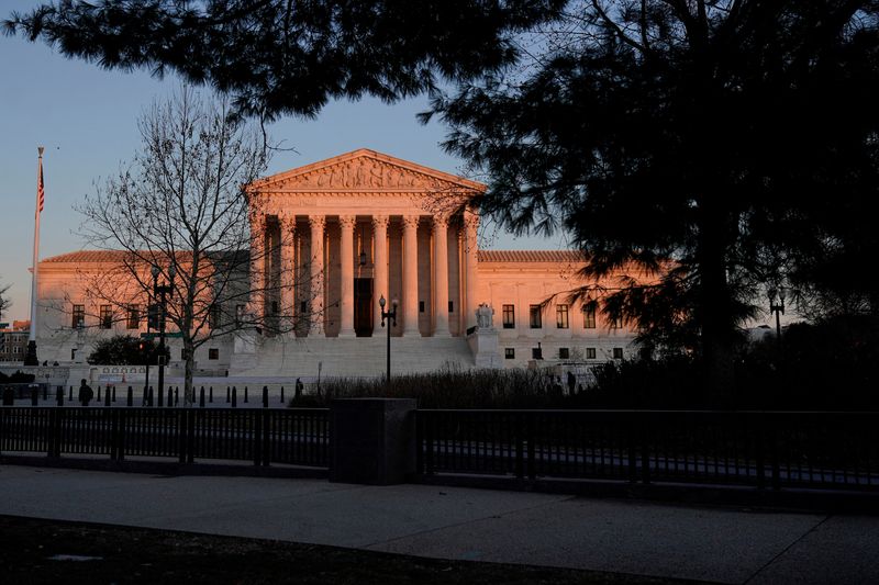 &copy; Reuters. FILE PHOTO: The sun sets on the U.S. Supreme Court  in Washington, U.S., January 26, 2022. REUTERS/Joshua Roberts