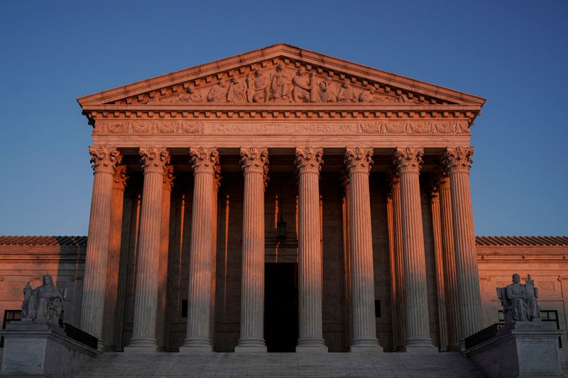 &copy; Reuters. FILE PHOTO: The sun sets on the U.S. Supreme Court after it was reported U.S. Supreme Court Justice Stephen Breyer will retire at the end of this term, in Washington, U.S., January 26, 2022. REUTERS/Joshua Roberts/File Photo