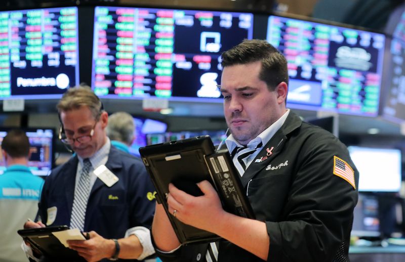 &copy; Reuters. Des traders travaillent sur le parquet de la Bourse de New York (NYSE) à New York, États-Unis. /Photo prise le 31 octobre 2018/REUTERS/Brendan McDermid