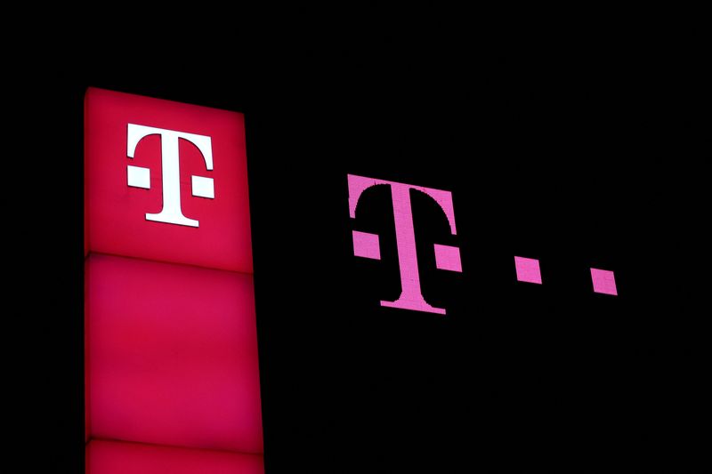 &copy; Reuters. FILE PHOTO: Deutsche Telekom signs are pictured on the headquarters of the German telecoms giant in Bonn, Germany, March 20, 2022.  REUTERS/Wolfgang Rattay/File Photo