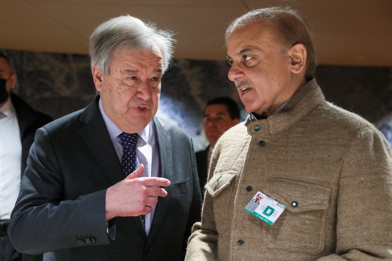 &copy; Reuters. Le Premier ministre pakistanais Shehbaz Sharif et le Secrétaire général des Nations Unies Antonio Guterres lors d'un sommet sur la résilience climatique, à Genève, Suisse. /Photo prise le 9 janvier 2023/REUTERS/Denis Balibouse