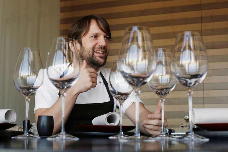 &copy; Reuters. Photo d'archives de Rene Redzepi, le chef du Noma à Copenhague, lors d'une interview à Noma Mandarin Oriental, Tokyo, prise le 10 février 2015/REUTERS/Yuya Shino