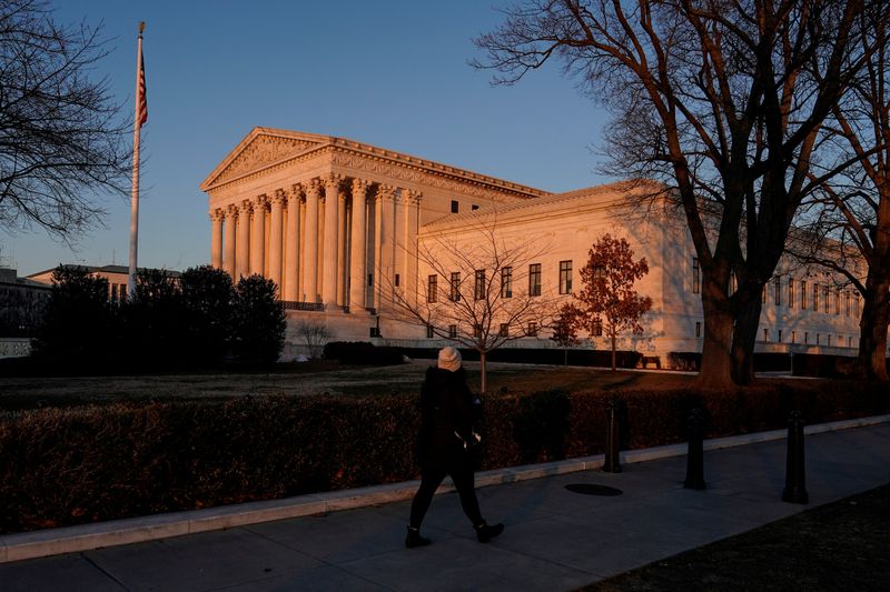 &copy; Reuters. FILE PHOTO: The sun sets on the U.S. Supreme Court in Washington, U.S., January 26, 2022. REUTERS/Joshua Roberts