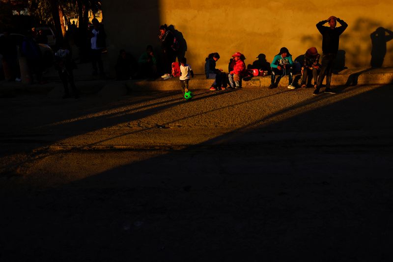 © Reuters. Migrants, mostly from Venezuela, stand near the United States and Mexico border, in Ciudad Juarez, Mexico January 8, 2023. REUTERS/Jose Luis Gonzalez