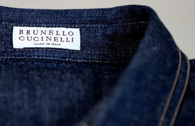 &copy; Reuters. Il logo Brunello Cucinelli su una camicia presso uno stabilimento a Solomeo, vicino Perugia.   REUTERS/Alessandro Bianchi