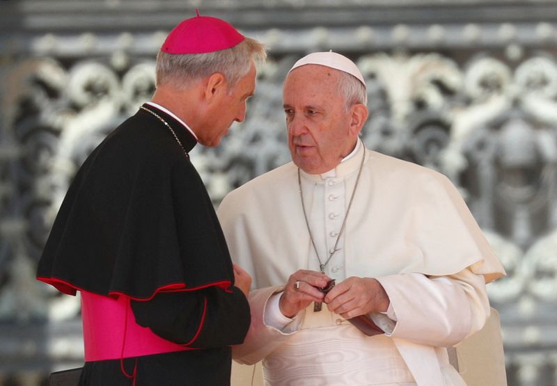 &copy; Reuters. Papa Francisco conversa com arcebispo Georg Ganswein na Praça de São Pedro, no Vaticano
05/09/2018
REUTERS/Max Rossi