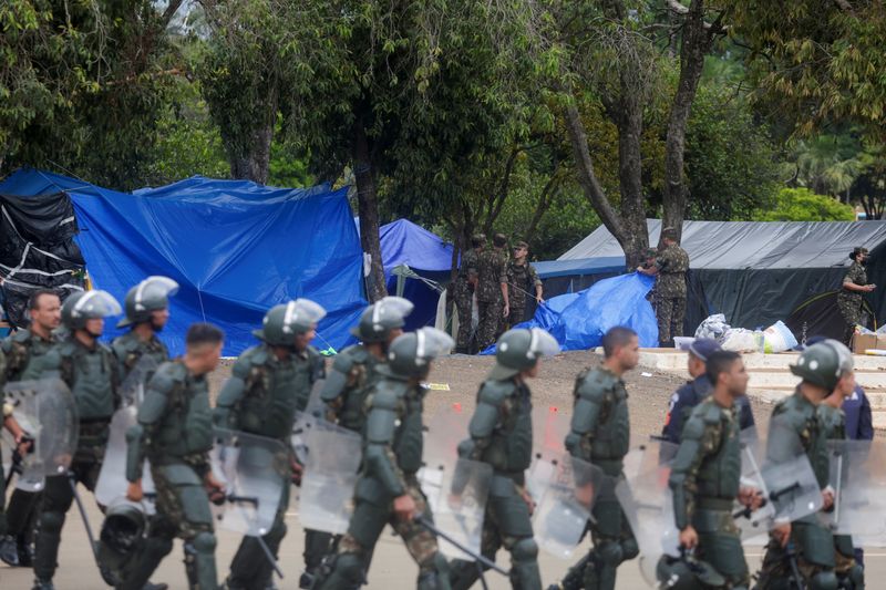 © Reuters. Policiais e militares desmontam acampamento no entorno do QG do Exército em Brasília
09/01/2023
REUTERS/Ricardo Moraes