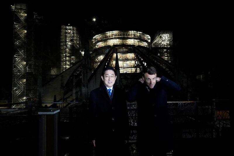 &copy; Reuters. Le président français Emmanuel Macron et le Premier ministre japonais Fumio Kishida visitent le chantier de reconstruction de la cathédrale Notre-Dame à Paris, France. /Photo prise le 9 janvier 2023/Thibault Camus/Pool via REUTERS