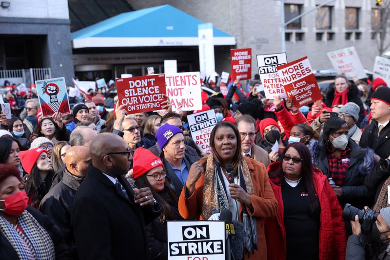 © Reuters. Attorney General of New York Letitia James speaks as NYSNA nurses walk off the job, to go on strike at Mount Sinai Hospital in New York City, U.S. January 9, 2023. REUTERS/Andrew Kelly