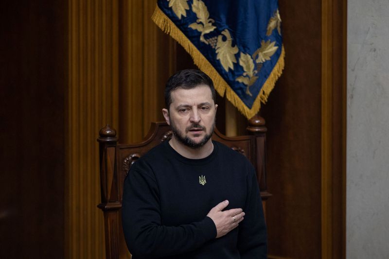 &copy; Reuters. FILE PHOTO: Ukraine's President Volodymyr Zelenskiy sings the national anthem during a session of the Ukrainian Parliament, amid Russia's attack on Ukraine, in Kyiv, Ukraine December 28, 2022. Ukrainian Presidential Press Service/Handout via REUTERS ATTEN