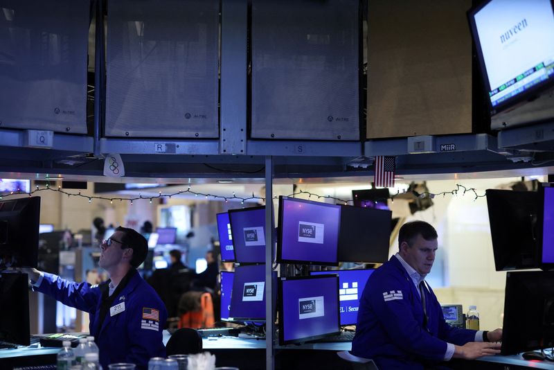 © Reuters. Traders work on the trading floor at the New York Stock Exchange (NYSE) in New York City, U.S., January 5, 2023. REUTERS/Andrew Kelly
